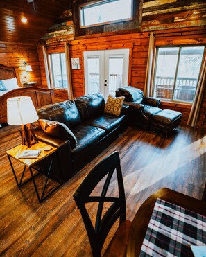 Casa na árvore luxo, banheira de imersão, vista para a montanha | Área de estar