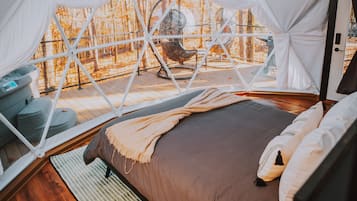 Premier Room, Hot Tub, Mountain View | Living area | Smart TV