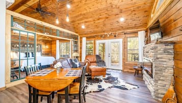 Casa de árbol exclusiva, hidromasaje, vista a la montaña | Ropa de cama de alta calidad y decoración personalizada