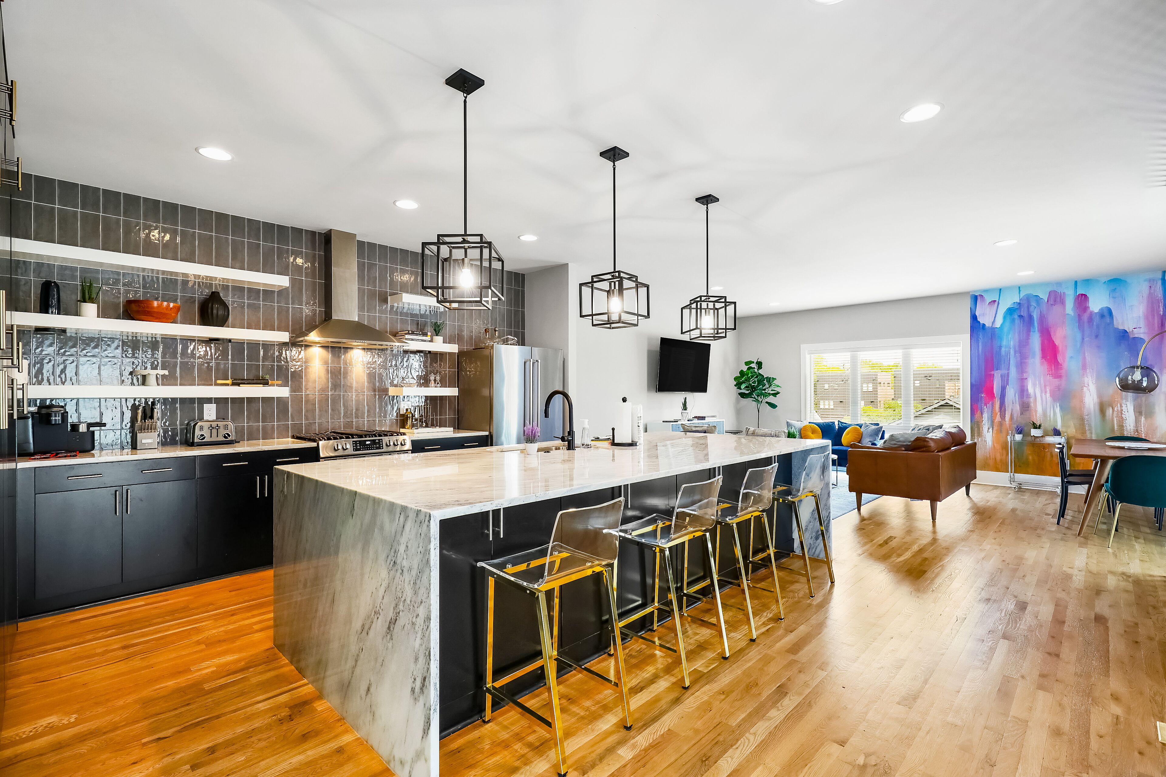 冷蔵庫、電子レンジ、オーブン、コンロ