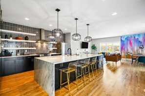 冰箱、微波炉、烤箱、炉灶