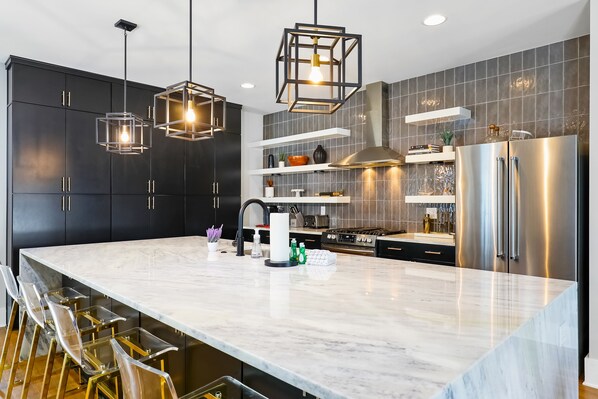 冰箱、微波炉、烤箱、炉灶