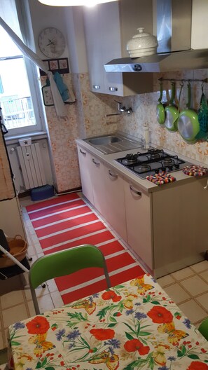 Kühlschrank, Ofen, Herdplatte, Kochgeschirr/Geschirr/Besteck