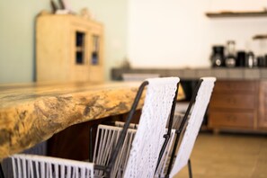 Suite – deluxe | Dundyner, safe på rommet, skrivebord for bærbar PC og wi-fi (inkludert)