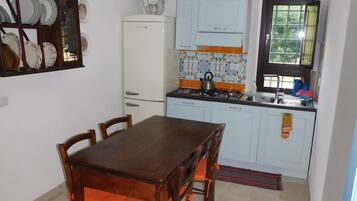 Frigorifero, microonde, piano cottura, macchina per tè/caffè