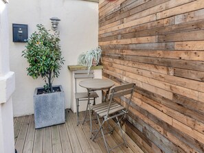 Outdoor dining - 2 bedroom accommodation in Whitby (Whitby)
