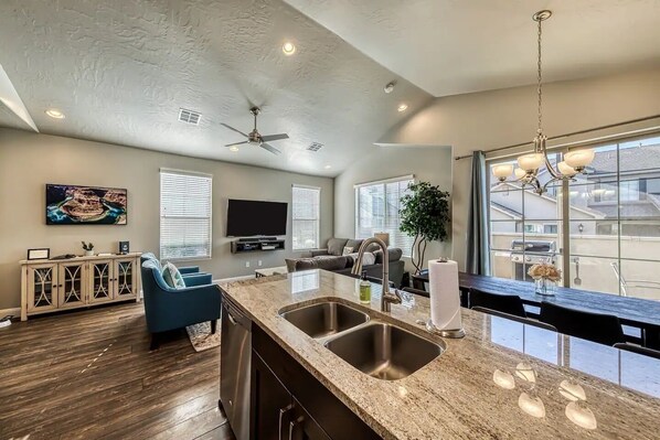 Interior - Gorgeous Townhome 3-bedroom w/hot tub, pool, and games! (Washington)
