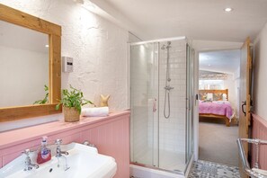 Combined shower/tub, hair dryer, towels - Jasmine Cottage @ Old Mill Cottages (Paignton)
