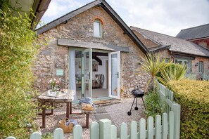 Outdoor dining - Jasmine Cottage @ Old Mill Cottages (Paignton)