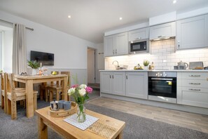 Geladeira, micro-ondas, fogão, torradeira