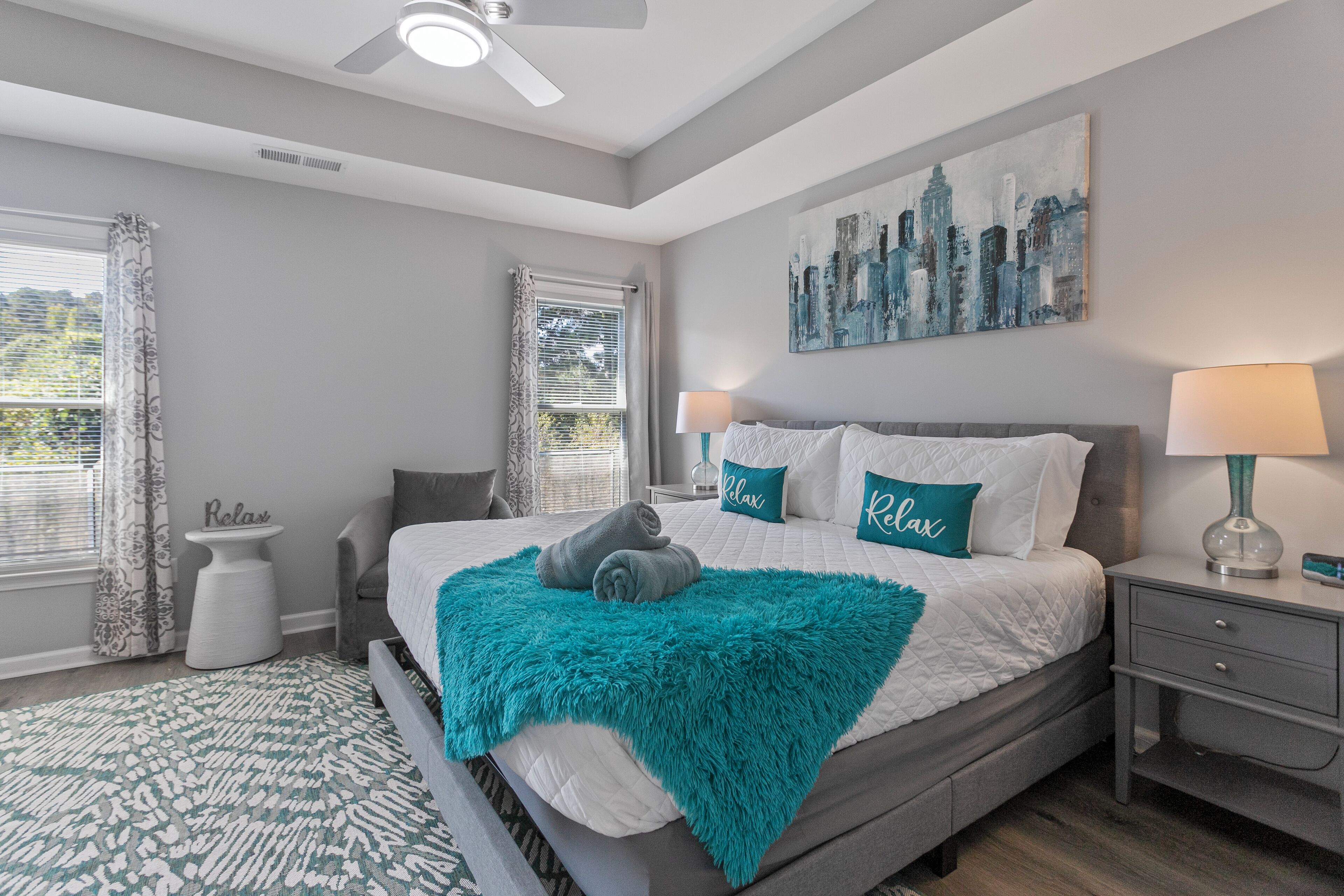 3 soverom, skrivebord, strykejern/-brett og reiseseng for barn