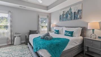 3 soverom, skrivebord, strykejern/-brett og reiseseng for barn