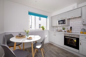 Een koelkast, een magnetron, een oven, een broodrooster