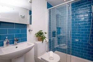 Een douche, een haardroger, handdoeken