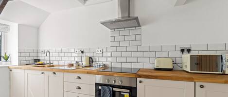 Frigorifero, microonde, forno, lavastoviglie