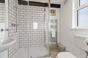 Shower, hair dryer, towels - Horseshoe Cottage @ Arrowan Common Farm (Coverack)