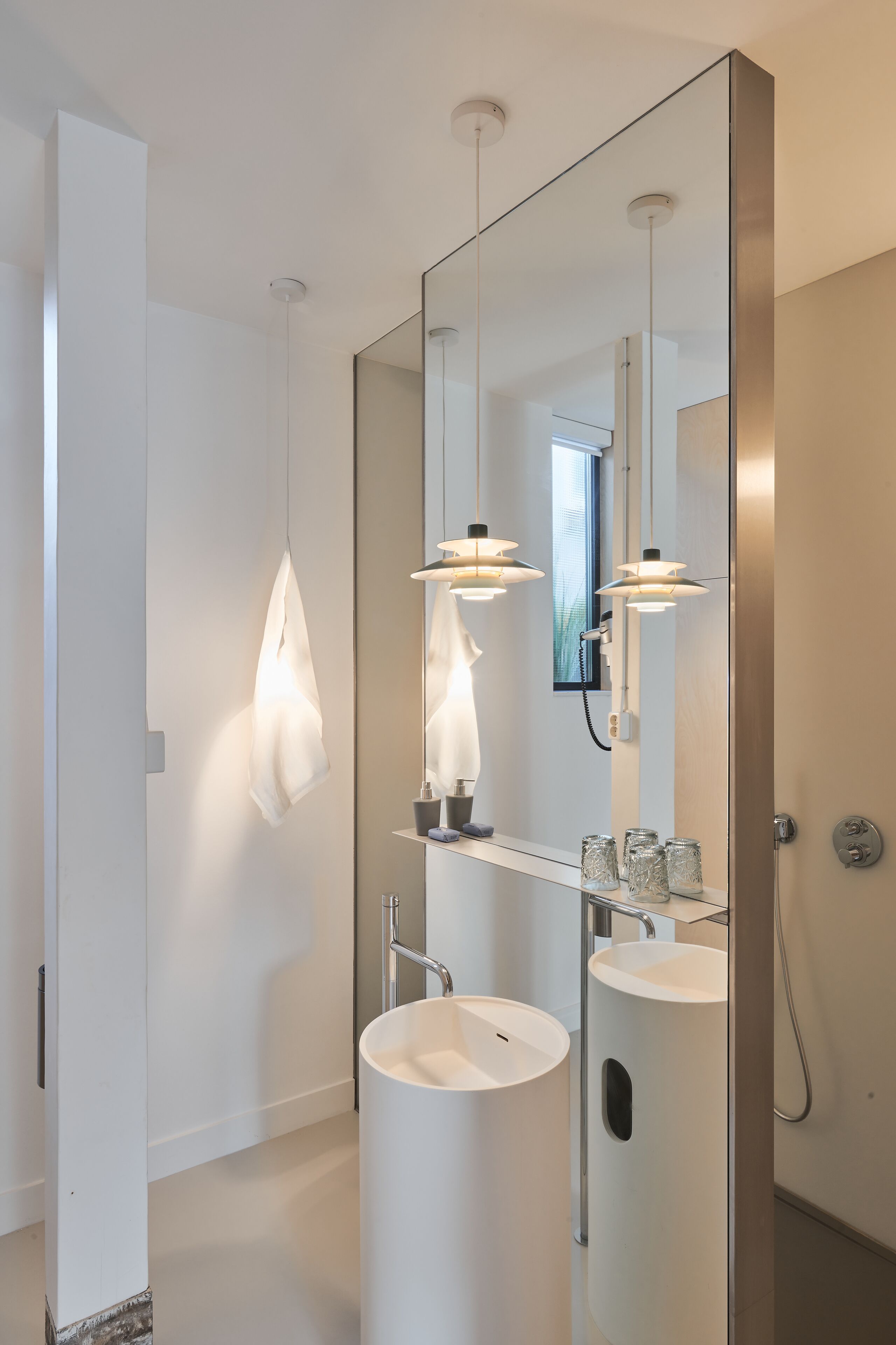 Een douche, een haardroger, handdoeken, zeep