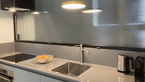 Kaffetrakter/tekoker, kjøleskap, mikrobølgeovn og ovn