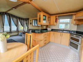 Refrigerador, tetera/pava eléctrica, tostadora, utensilios de cocina