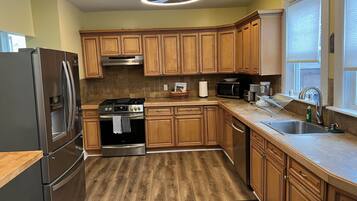 Fridge, microwave, stovetop, dishwasher