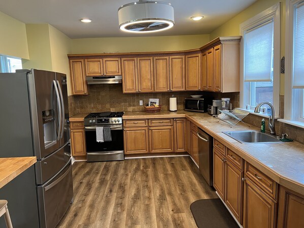 Réfrigérateur, four à micro-ondes, surface de cuisson, lave-vaisselle