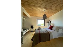 3 bedrooms, desk, iron/ironing board, free WiFi