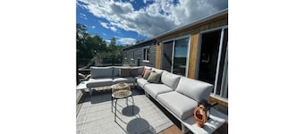 MooseHaven Lake house. Hot tub + Stunning views