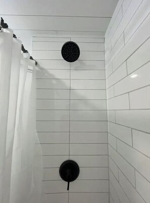 Douche, séchoir à cheveux, serviettes fournies, savon