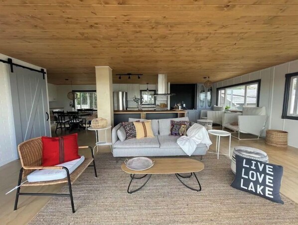 Smart TV, fireplace, DVD player, books - MooseHaven Lake house. Hot tub + Stunning views (Ashmont)