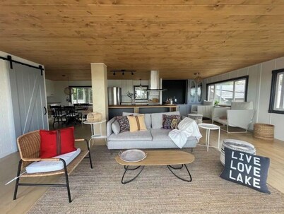 MooseHaven Lake house. Hot tub + Stunning views