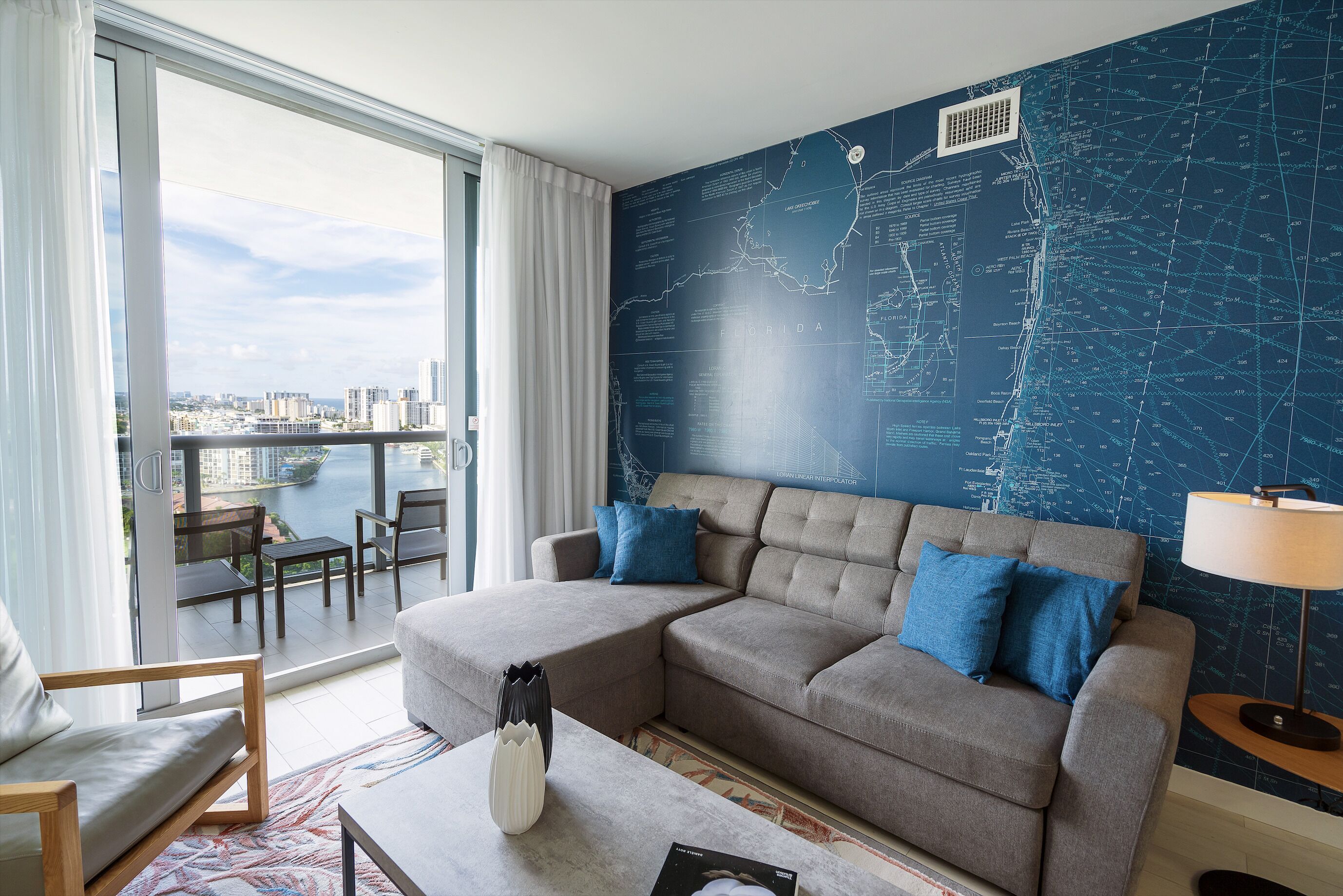 Spacious 2 bedroom apartment with ocean view -  5 min to the beach!