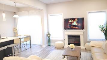 Una Smart TV, una chimenea, un futbolín