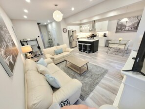 Una Smart TV, una chimenea, un futbolín