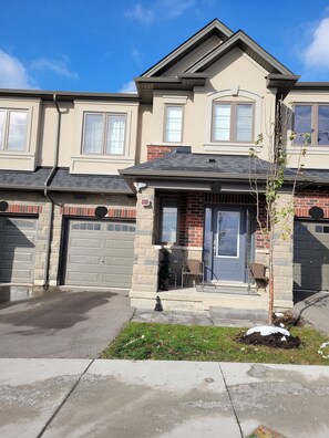 Exterior detail - Beautiful & New 3 Bedroom Home – King bed - 2 Parking - 5 Mins of Hwy 401 (cambridge)