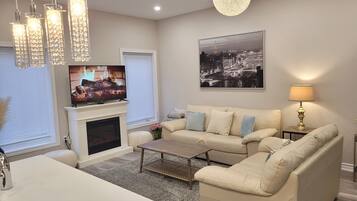 Smart TV, chimenea y futbolito