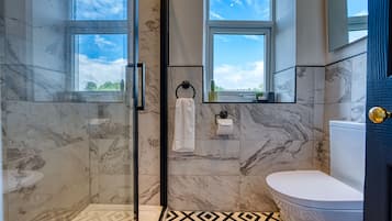 Deluxe Apartment, 1 King Bed | Bathroom | Shower, free toiletries, hair dryer, towels