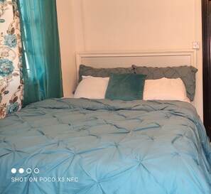 2 bedrooms, iron/ironing board, free WiFi, bed sheets - Apartment Luxe Next to Malls Central Location (Georgetown)