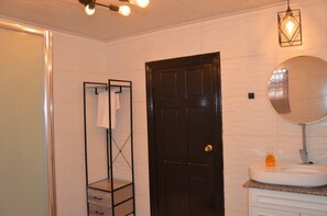 Combinació de dutxa i banyera, assecador de cabells, tovalloles i sabó 