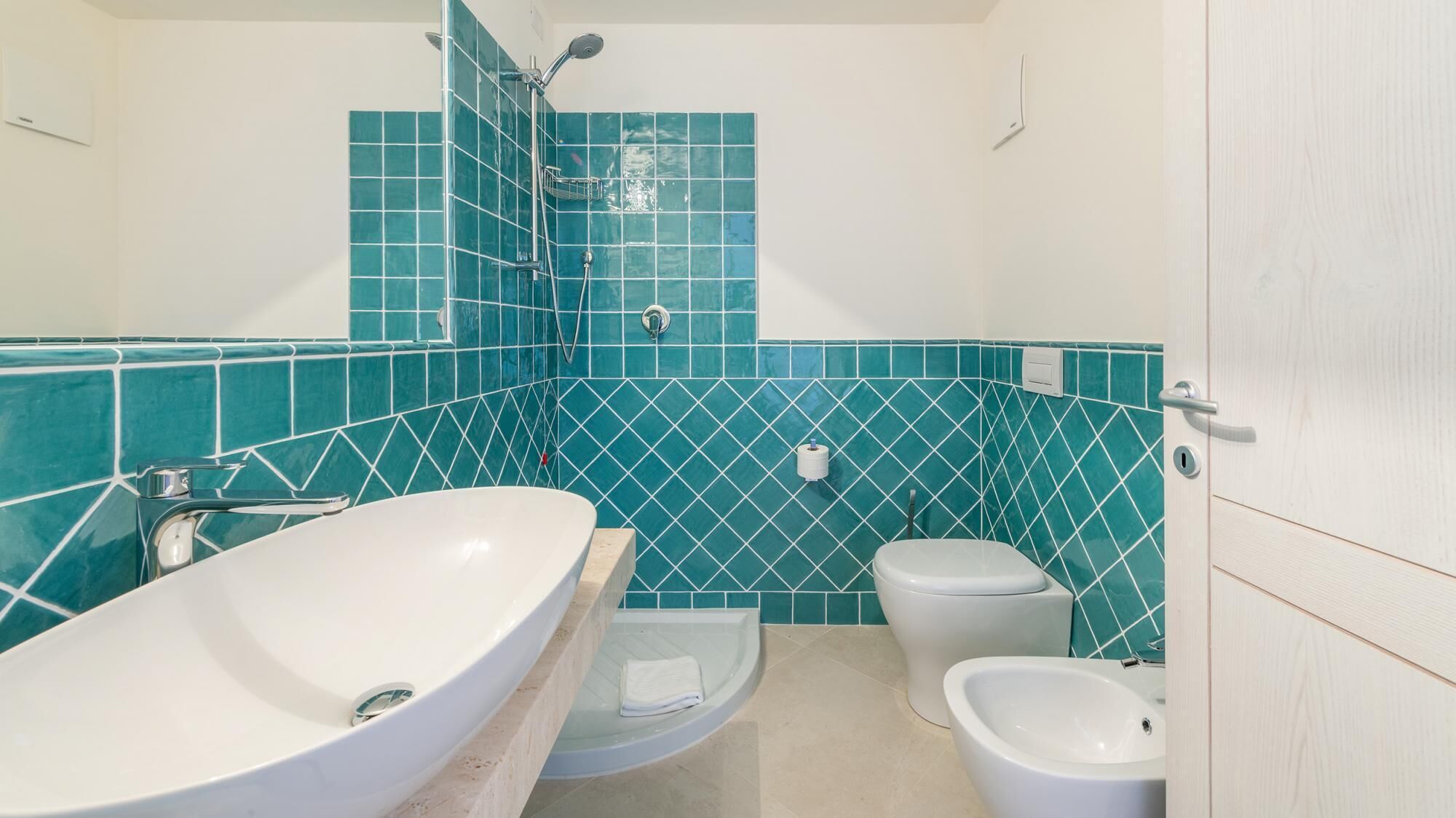 Une salle de bain avec une baignoire sur pieds, des toilettes et un bidet.