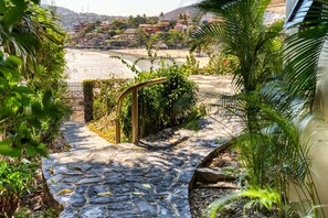 Property grounds - Oasis Beachfront w/Rooftop Pool in Best Location 101 (Zihuatanejo)