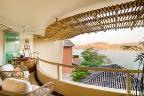 Terrace/patio - Oasis Beachfront w/Rooftop Pool in Best Location 101 (Zihuatanejo)