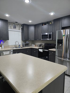 Fridge, microwave, oven, stovetop - Daytona Beach Home 9999 (Daytona Beach)