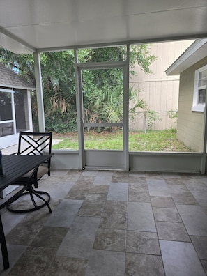 Outdoor dining - Daytona Beach Home 9999 (Daytona Beach)