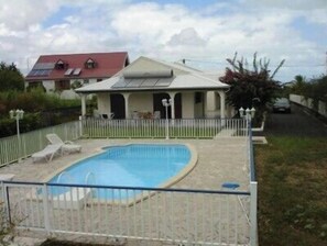 حمّام سباحة خارجي