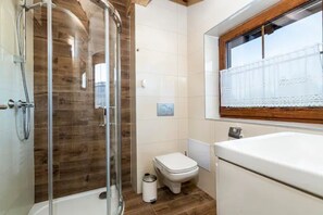Ducha, secador de pelo, toallas, jabón