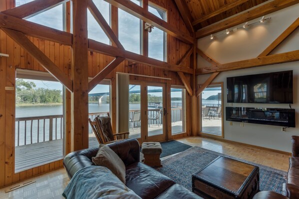 Televisión y chimenea 