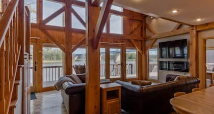 Water Street Lodge! Waterfront 4 Bedroom, 4 Bath, Sleeps 12!