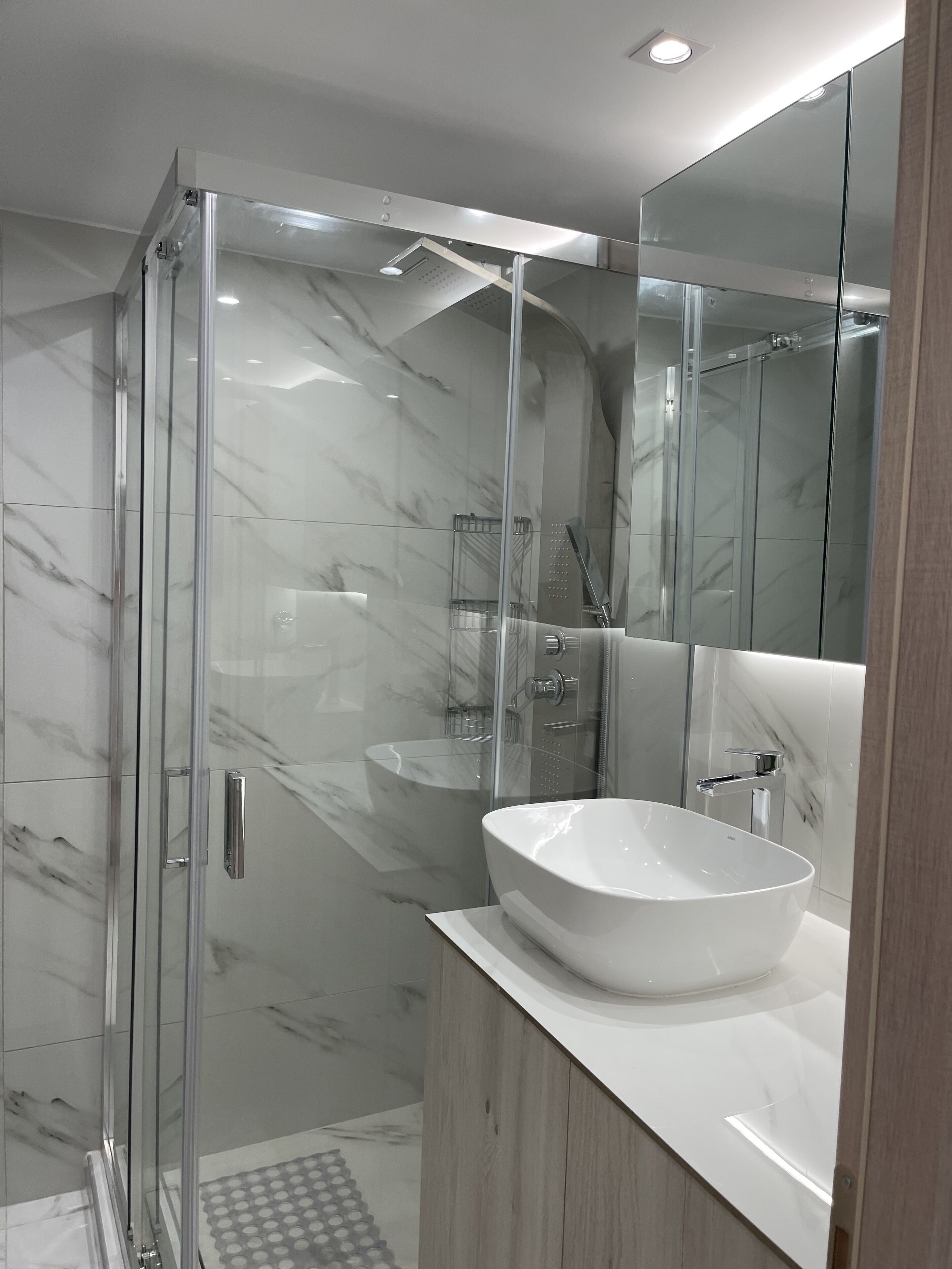 Douche, sèche-cheveux, serviettes fournies, savon