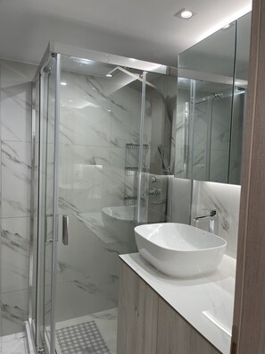 Dusche, Haartrockner, Handtücher, Seife