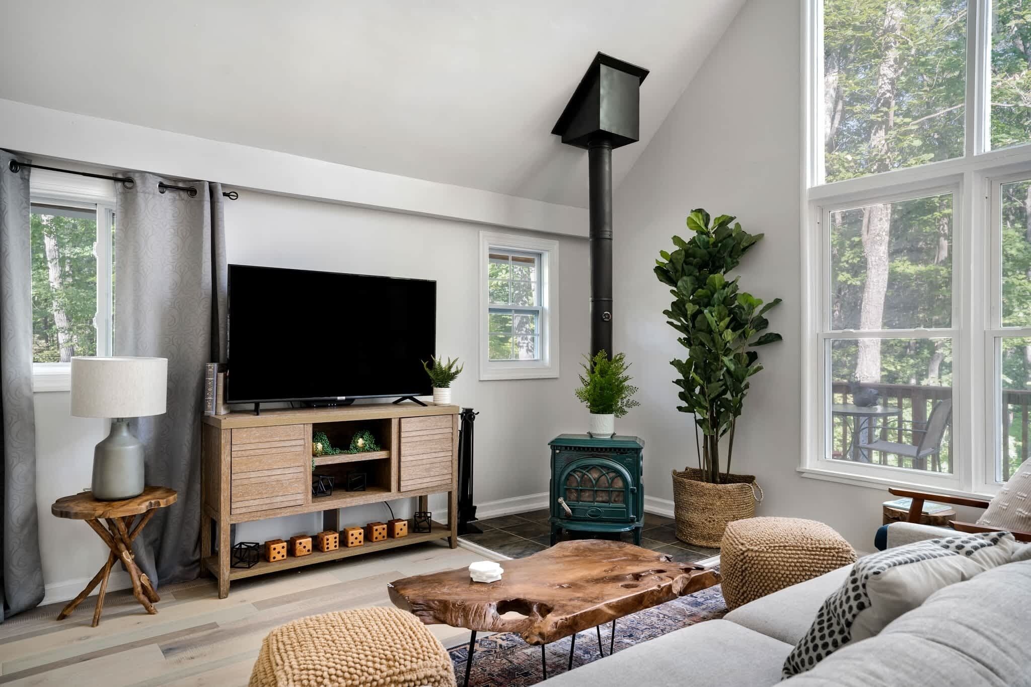 Televisie, een open haard, een stereo en een kantoor